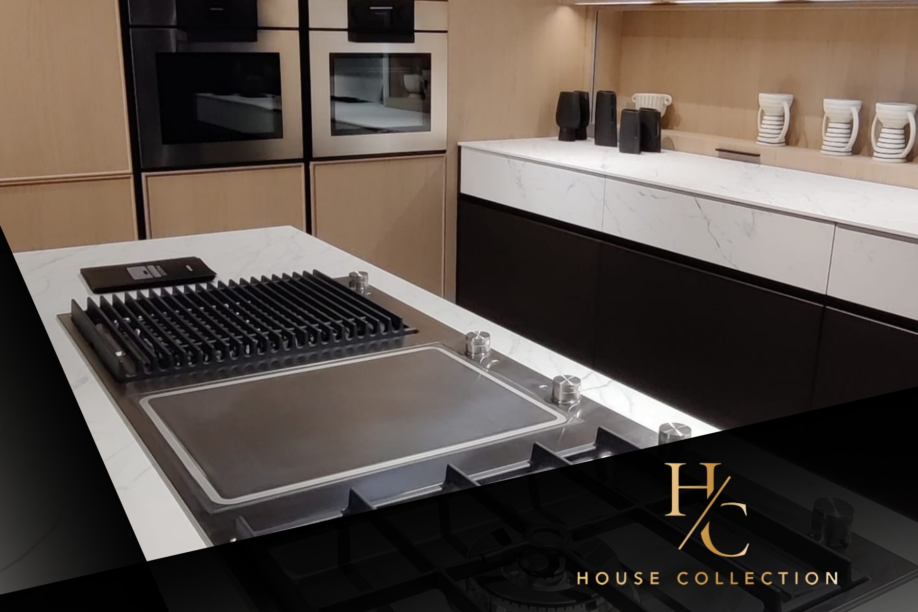 Cocina a medida con mobiliario, encimera y equipamiento integrados en el espacio