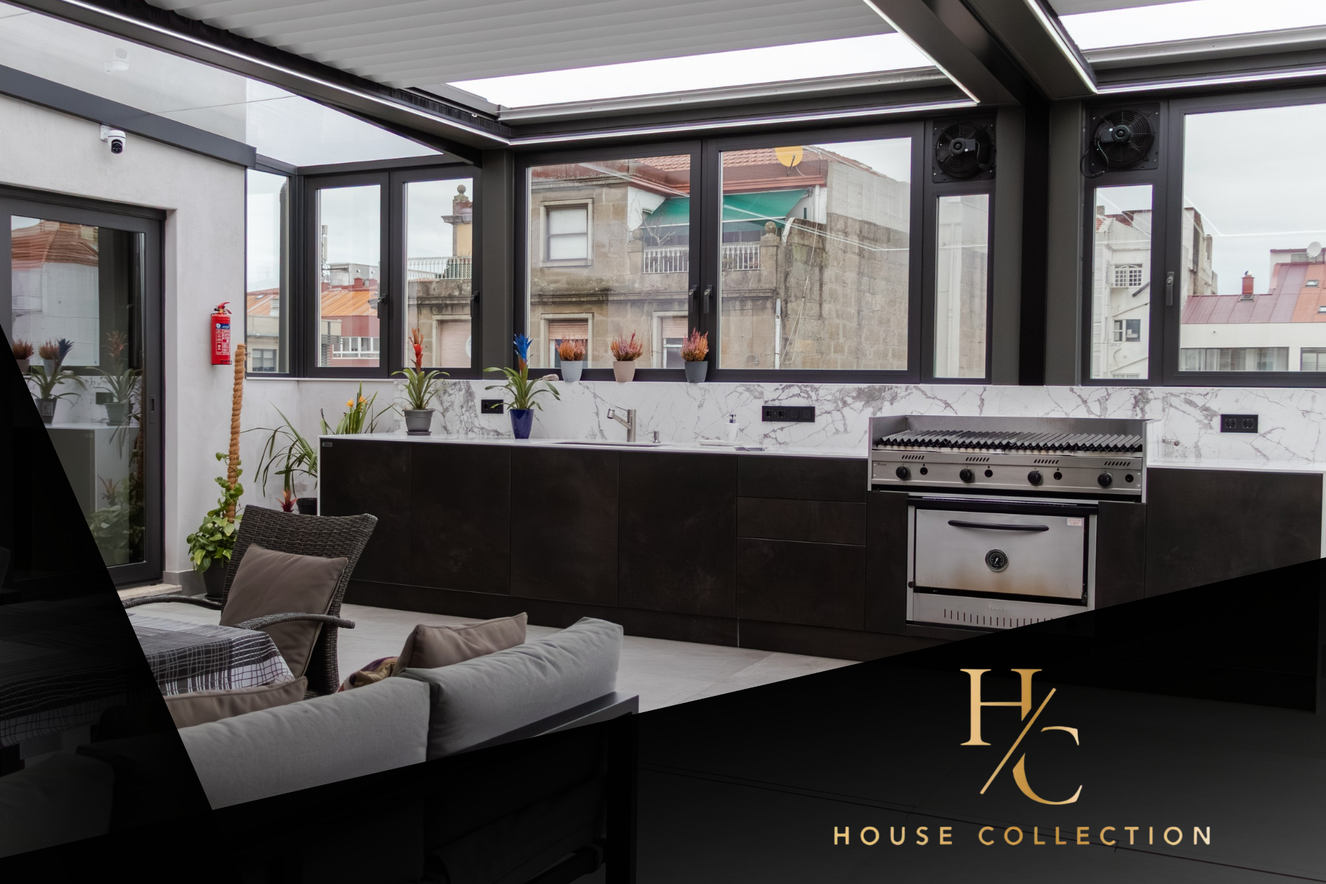Cocina de exterior Eternal con módulos de aluminio y encimera de acabado porcelánico.
