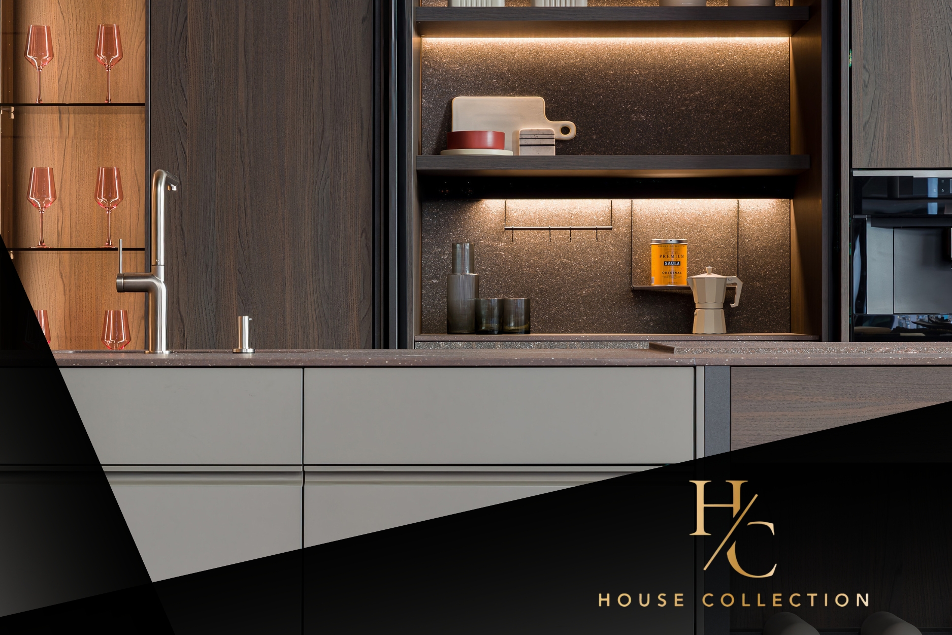 Cocina SOLA Serie Montea con frentes continuos, tiradores integrados y composición de líneas rectas.